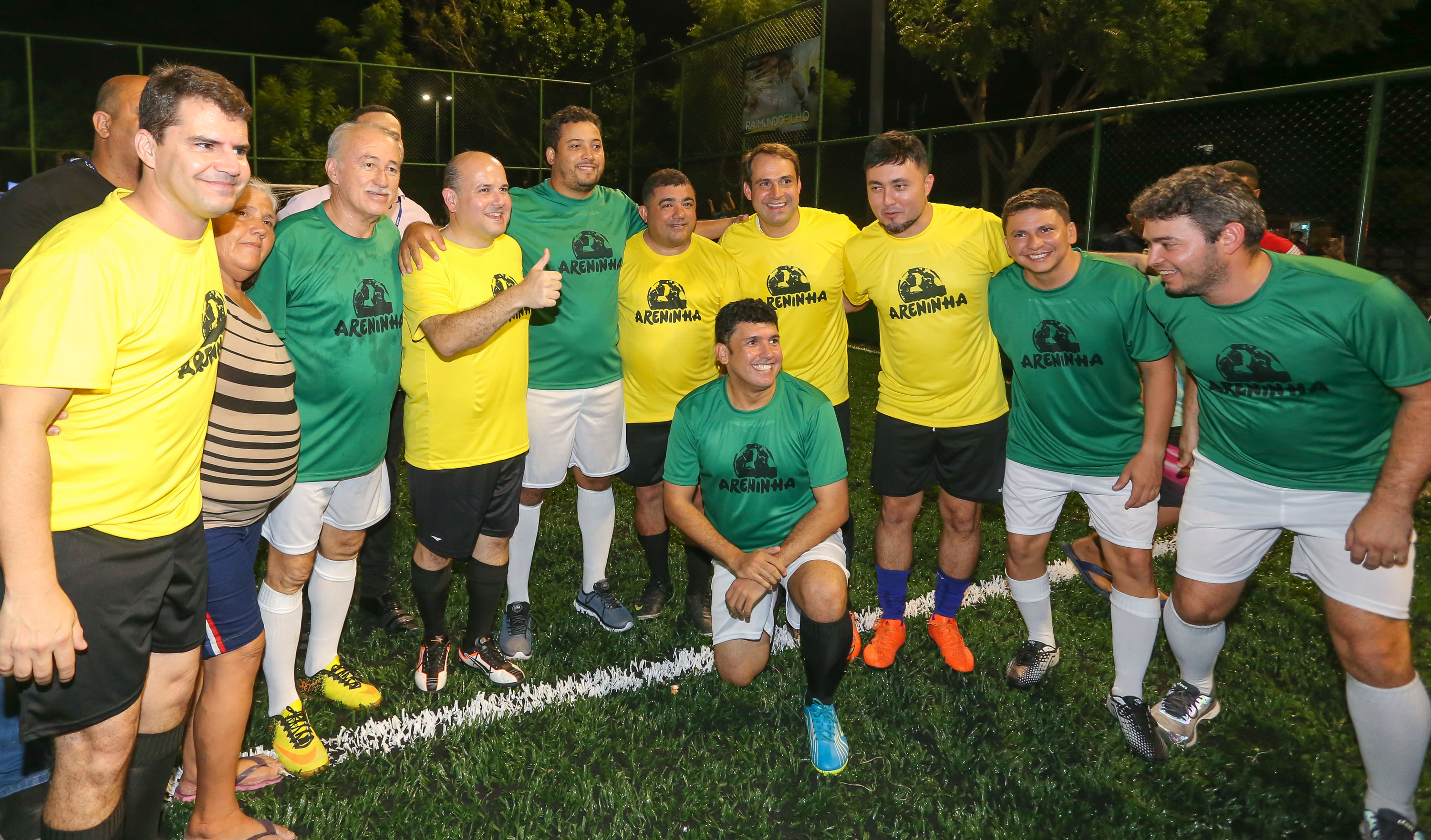 pessoas com uniforme de futebol posam para foto